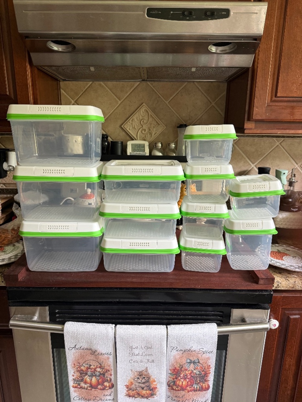 Total of 12 New Rubbermaid FreshWorks Produce Saver